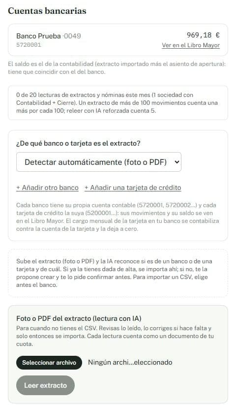 Pantalla de Banco con la cuenta bancaria y su saldo, el aviso de lecturas de extractos del mes, la elección del banco o tarjeta del extracto y el cuadro para subir la foto o el PDF del extracto.
