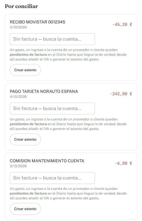 Lista «Por conciliar» con tres movimientos del banco, cada uno con su importe y un campo para buscar la factura o la cuenta, y el botón Crear asiento.