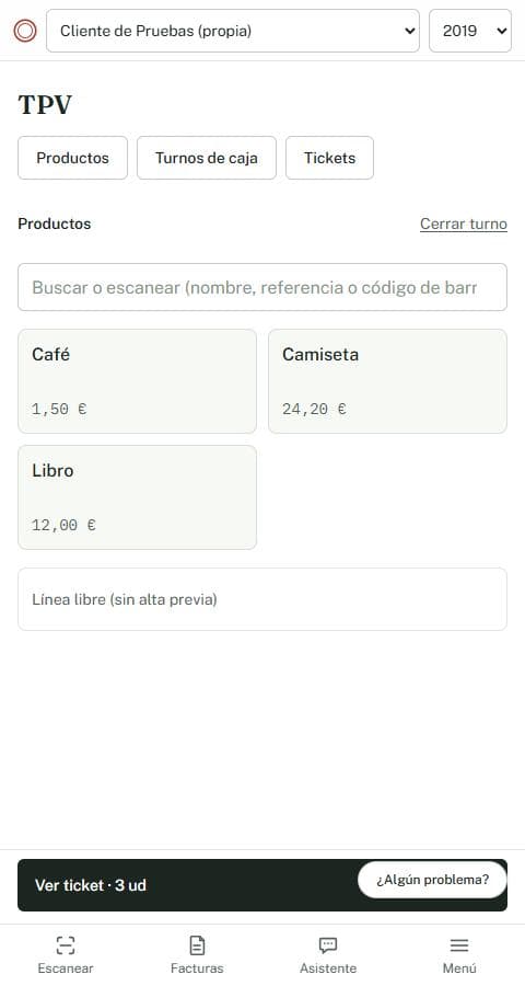 Pantalla de venta del TPV en el móvil: buscador por nombre, referencia o código de barras y los productos café, camiseta y libro como botones con su precio.