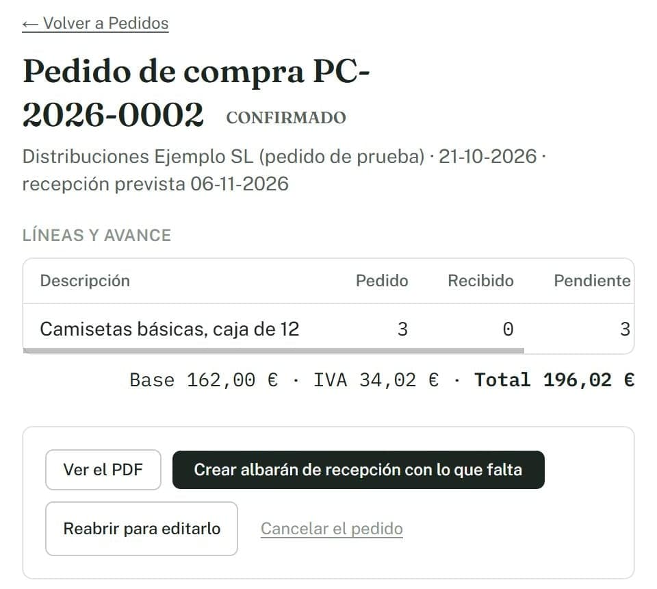 Pedido de compra confirmado con una línea de camisetas básicas (pedido 3, recibido 0, pendiente 3), base, IVA y total, y los botones Ver el PDF y Crear albarán de recepción con lo que falta.