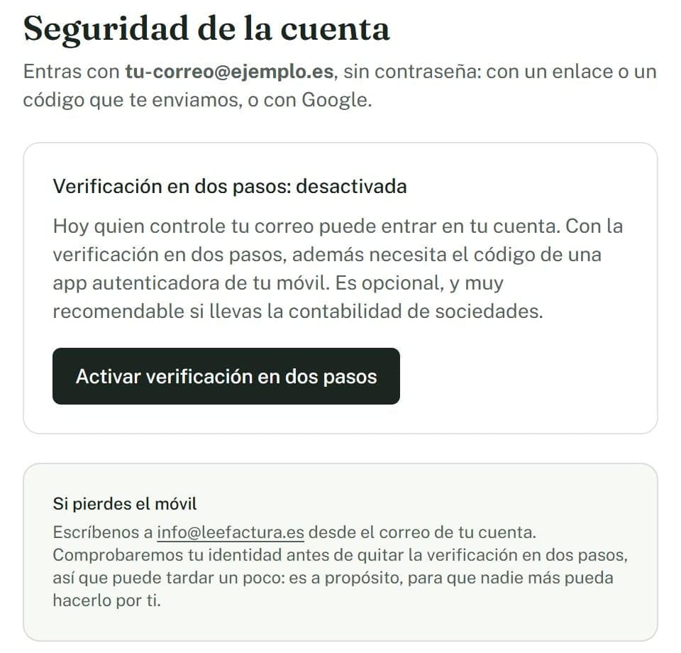 Pantalla de seguridad de la cuenta: acceso sin contraseña, la verificación en dos pasos desactivada con el botón para activarla y las instrucciones si se pierde el móvil.