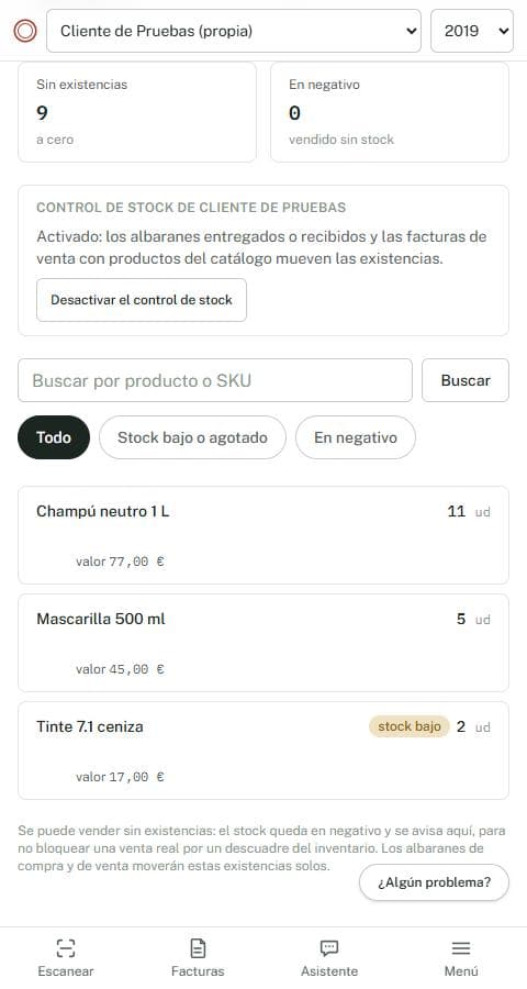 Listado de existencias con champú, mascarilla y tinte, y el aviso de stock bajo en el tinte.